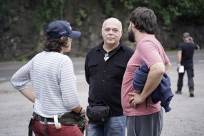 Os Assistentes de Direção - Laís Werneck e Leonardo Peixoto - em reunião com o diretor Rogério Rodrigues.