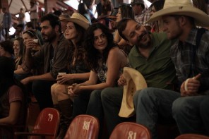 Artur (Thiago Lacerda), Ingra Lyberato (Adéila), Rose Brant (Sabina), Bruno Costa (Ademir) e Lucas Correa (João Lourenço) na arquibancada da arena.