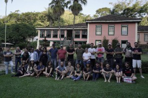 Foto da equipe do filme na sede da Fazenda União, em Rio das Flores/RJ